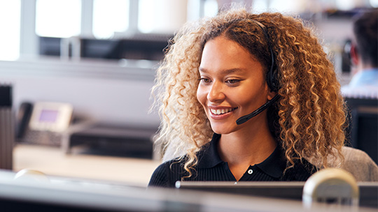 Mann mit Headset am Telefon im Büro